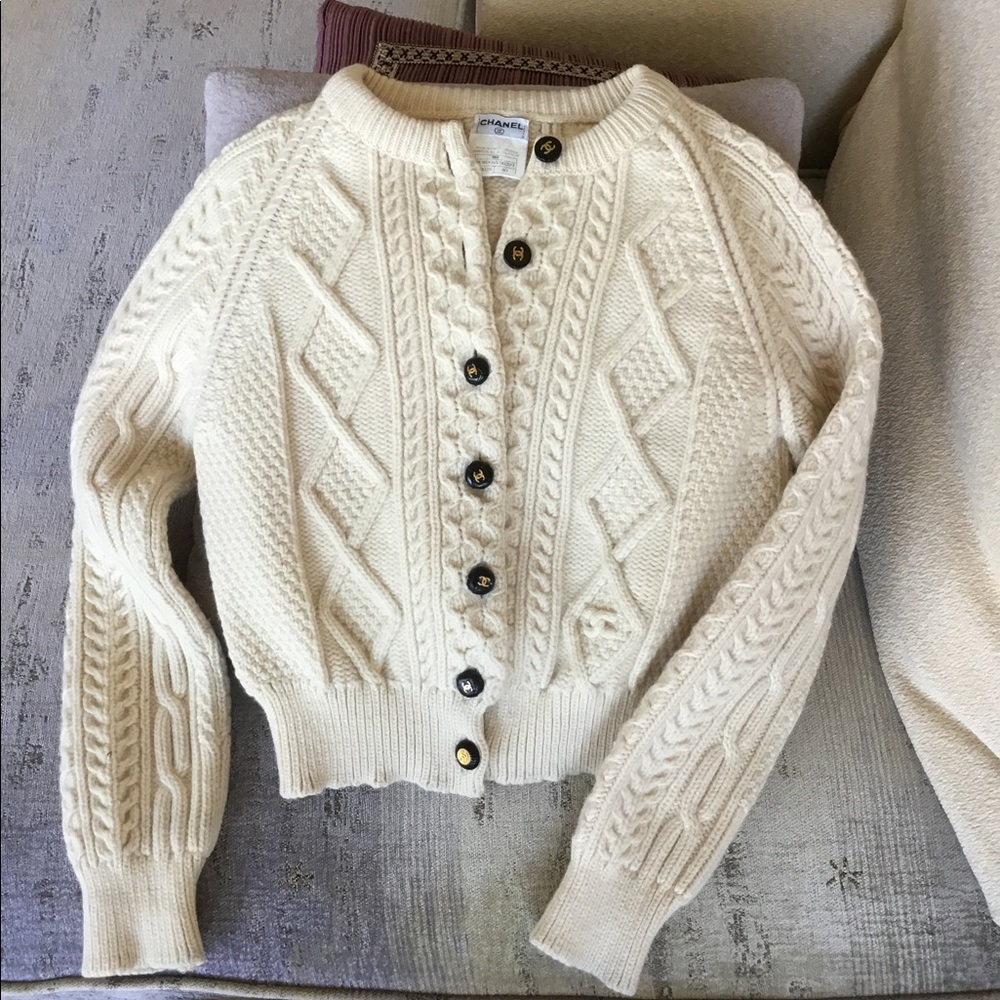Chanel cardigan in great condition. Size S.